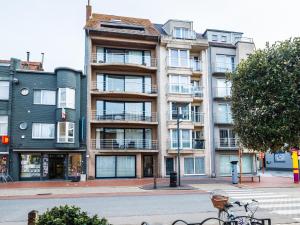 a building on a street with two bikes parked in front at Franklin - 0101 in Middelkerke