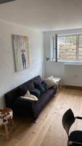 un salon avec un canapé noir dans une pièce dans l'établissement Studio Birkental, à Veitshöchheim