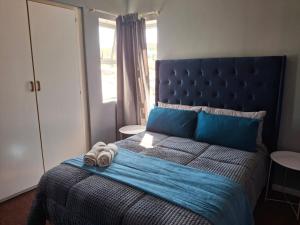 En eller flere senge i et værelse på Villa Chanel Beach Apartment + 6 billeder