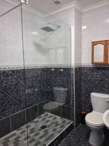 Et badeværelse på Villa Chanel Beach Apartment