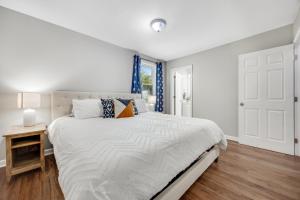 En eller flere senge i et værelse på New Listing with Sunny Bungalow, Near Rafting and Golf