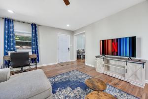 Et tv og/eller underholdning på New Listing with Sunny Bungalow, Near Rafting and Golf