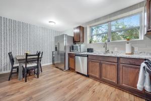 Køkken eller tekøkken på New Listing with Sunny Bungalow, Near Rafting and Golf
