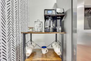 Køkken eller tekøkken på New Listing with Sunny Bungalow, Near Rafting and Golf + 33 billeder