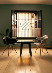 a dining table and two chairs in a room at VO´E in San Cristóbal de Las Casas