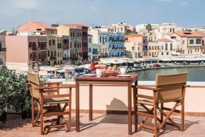 ハニア・タウンにあるPlaza Apartmentの街の景色を望むバルコニーに置かれたテーブルと椅子