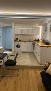 une cuisine avec des armoires blanches et une table et des chaises dans l'établissement Studio Birkental, à Veitshöchheim