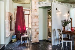 ハニア・タウンにあるPlaza Apartmentの椅子2脚とテーブルのあるダイニングルーム