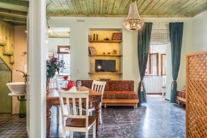 ハニア・タウンにあるPlaza Apartmentのテーブルとソファのあるダイニングルーム