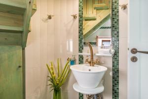 ハニア・タウンにあるPlaza Apartmentの白い洗面台とトイレのあるバスルーム +40枚の写真