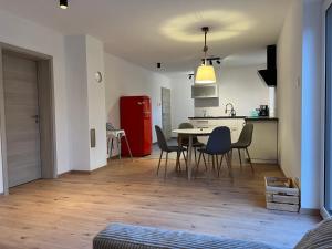 eine Küche und ein Esszimmer mit Tisch und Stühlen in der Unterkunft Ferienwohnung Schreier in Hallstadt