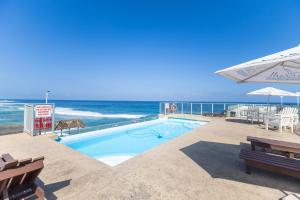 a swimming pool with the ocean in the background at Seagull Apartment -2 Bedroom Apartment 408 by First Private Stays in Margate