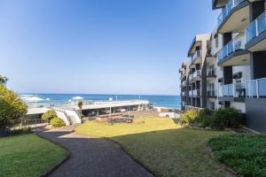 a walkway next to a building next to the ocean at Seagull Apartment -2 Bedroom Apartment 408 by First Private Stays in Margate