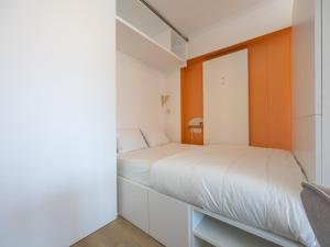 - une petite chambre avec un lit et un placard dans l'établissement Carla - 0801B, à Miami Wijk