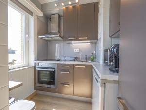 La cuisine est équipée de placards bruns et d'un évier. dans l'établissement Carla - 0801B, à Miami Wijk 8 autres photos