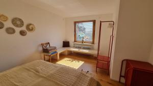 Postel nebo postele na pokoji v ubytování Traumhafte Gartenwohnung in Überlinger Hanglage - Zur goldenen Kiwi