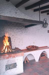a brick oven with a bowl of food on a table at Casa El Obrador in Arguedas