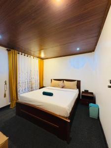 une chambre avec un grand lit avec un plafond en bois dans l'établissement Freedom Peak Cabin Ambewela, à Nuwara Eliya 21 autres photos