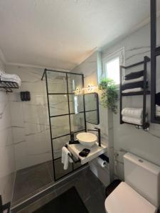 Et badeværelse på Drama Residence Luxury Stay In Drama