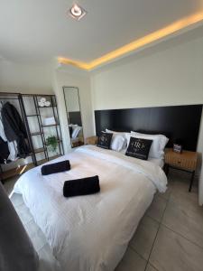 En eller flere senge i et værelse på Drama Residence Luxury Stay In Drama