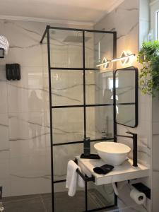 Et badeværelse på Drama Residence Luxury Stay In Drama + 7 billeder