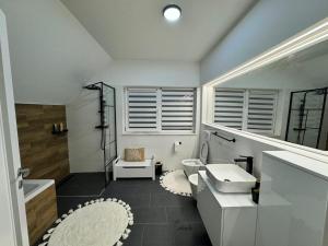 Koupelna v ubytování Vila Novara M21 + 18 fotografií