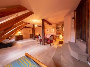 un salon avec parquet et poutres en bois dans l'établissement Gîte de charme avec cour et jardin, proche château, cheminée, ping-pong, draps inclus - FR-1-590-2, à Bellegarde-du-Loiret
