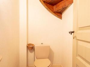 La salle de bains est pourvue de toilettes blanches et d'un plafond en bois. dans l'établissement Gîte de charme avec cour et jardin, proche château, cheminée, ping-pong, draps inclus - FR-1-590-2, à Bellegarde-du-Loiret 17 autres photos