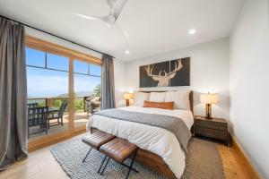 Un dormitorio con una cama y un balcón. en Wine Down at Eagles Nest, en Elk Park 82 fotos más