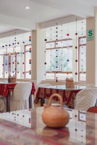 ein Zimmer mit einem Tisch, auf dem ein Krug steht in der Unterkunft Hotel Casa Suite Inka in Ollantaytambo