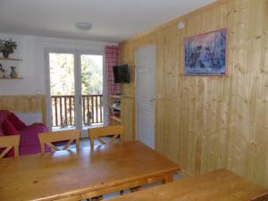 a living room with a table and a couch at Charmant 2P + Coin Nuit, 300m des Commerces et Ski, 6 Pers, Draps Inclus - FR-1-561-93 in Valfréjus