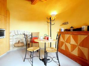 Kuchyň nebo kuchyňský kout v ubytování Petit moulin avec jardin, près des moulins et éoliennes - FR-1-582-213