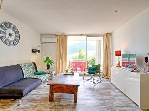 O zonă de relaxare la Studio Confortable avec Piscine et Wi-Fi Proche Plage - FR-1-734-22