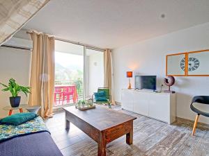 O zonă de relaxare la Studio Confortable avec Piscine et Wi-Fi Proche Plage - FR-1-734-22