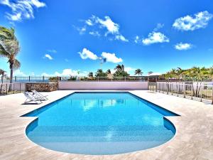 Bazén v ubytování Appartement Spacieux en Front de Mer - Baie Orientale - FR-1-734-5 nebo v jeho okolí