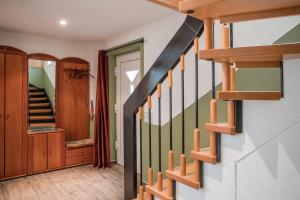 劳沙FH Ebermannsmühle Lauscha的绿色和白色墙壁的楼梯