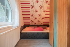 劳沙FH Ebermannsmühle Lauscha的窗户客房内的小床