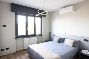 ein Schlafzimmer mit großem Bett und Fenster in der Unterkunft Profumo di LAGO - Il Lago incontra la tranquillità in Oggebio