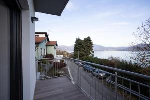 ein Balkon mit Blick auf ein Gewässer in der Unterkunft Profumo di LAGO - Il Lago incontra la tranquillità in Oggebio