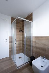 ein Badezimmer mit Dusche und weißem Waschbecken in der Unterkunft Profumo di LAGO - Il Lago incontra la tranquillità in Oggebio + 12 Fotos