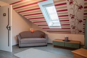 劳沙FH Ebermannsmühle Lauscha的带沙发和天窗的客厅