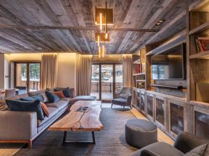 ein Wohnzimmer mit Sofa und Tisch in der Unterkunft Luxueux Appartement 7 Pièces à Morzine avec Spa, Piscine et Accès Direct aux Pistes - FR-1-314-96 in Avoriaz