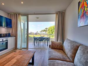 un salon avec un canapé et une table dans l'établissement Studio à Anse Marcel avec Parking et Air Conditionné - FR-1-734-53, à Marigot