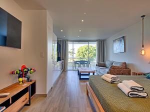 une chambre avec deux lits et un salon dans l'établissement Studio à Anse Marcel avec Parking et Air Conditionné - FR-1-734-53, à Marigot