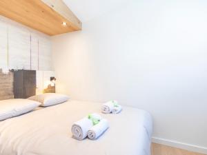 1 Schlafzimmer mit 2 Handtüchern auf einem Bett in der Unterkunft Luxueux triplex 5 pièces avec mezzanine, rénové, balcon et accès direct aux pistes - FR-1-314-241 in Morzine
