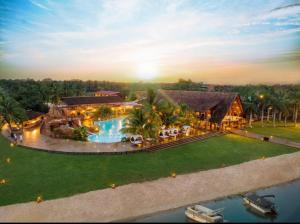 Una vista aérea de un complejo turístico con piscina. en Stylish Spacious Studio with Pool & Fitness Centre, en Accra 4 fotos más