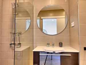 ein Badezimmer mit Waschbecken und Spiegel in der Unterkunft Studio à Anse Marcel avec Air Conditionné et Parking - FR-1-734-52 in Marigot + 18 Fotos