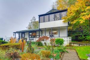 Κήπος έξω από το Steps to Beach Scenic Escape in Port Orchard!