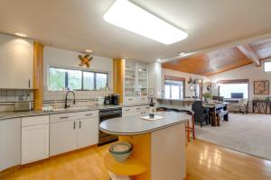 Η κουζίνα ή μικρή κουζίνα στο Steps to Beach Scenic Escape in Port Orchard!