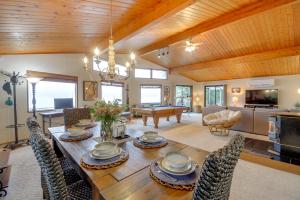 Μια τηλεόραση ή/και κέντρο ψυχαγωγίας στο Steps to Beach Scenic Escape in Port Orchard!